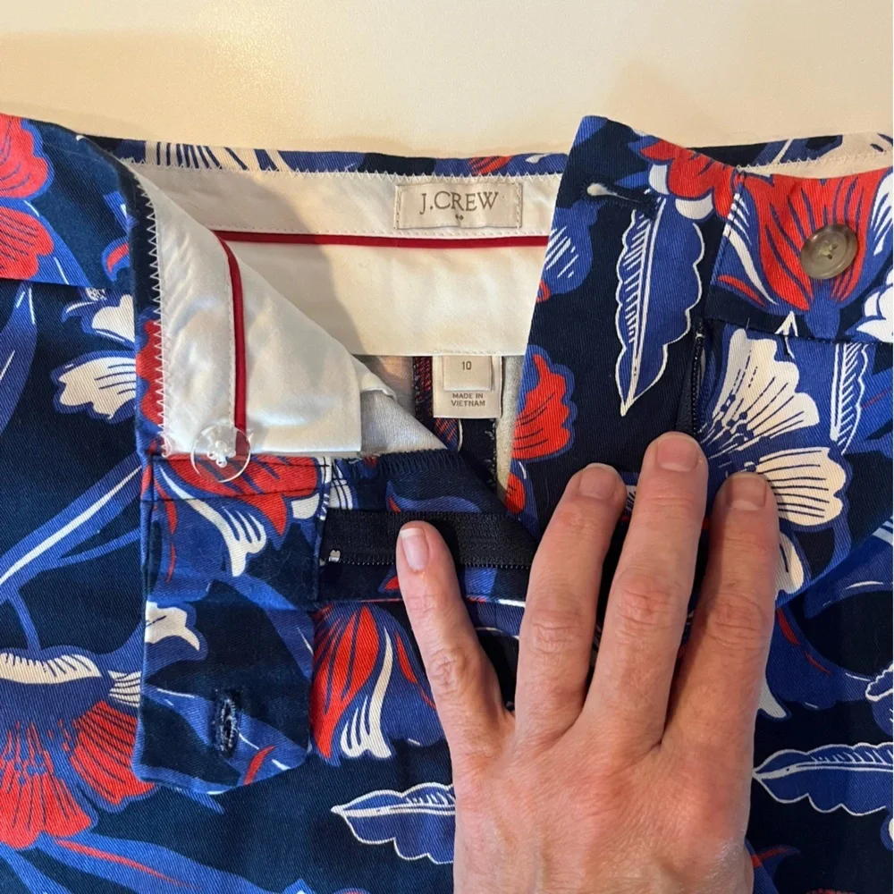 J Crew 3" printed short in navy blue red flowers NWOT Size 10 - Picture 3 of 9